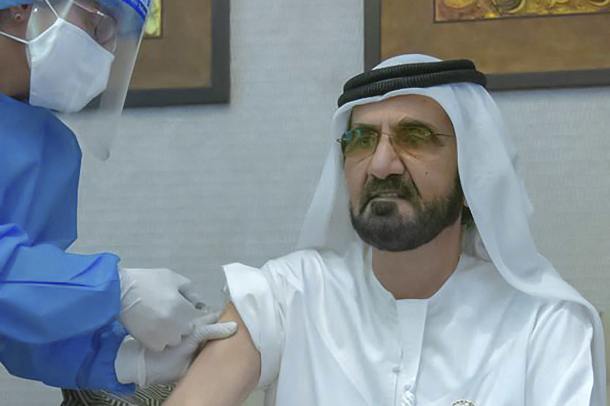 El emir de Dubai, Mohamed bin Rashid al Maktum, se vacuna contra el Covid.