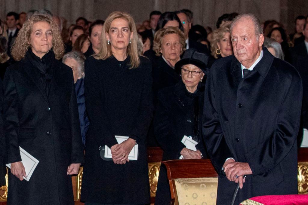 Las Infantas Elena y Cristina, junto a su padre, Don Juan Carlos, en el entierro de Doa Pilar de Borbn.
