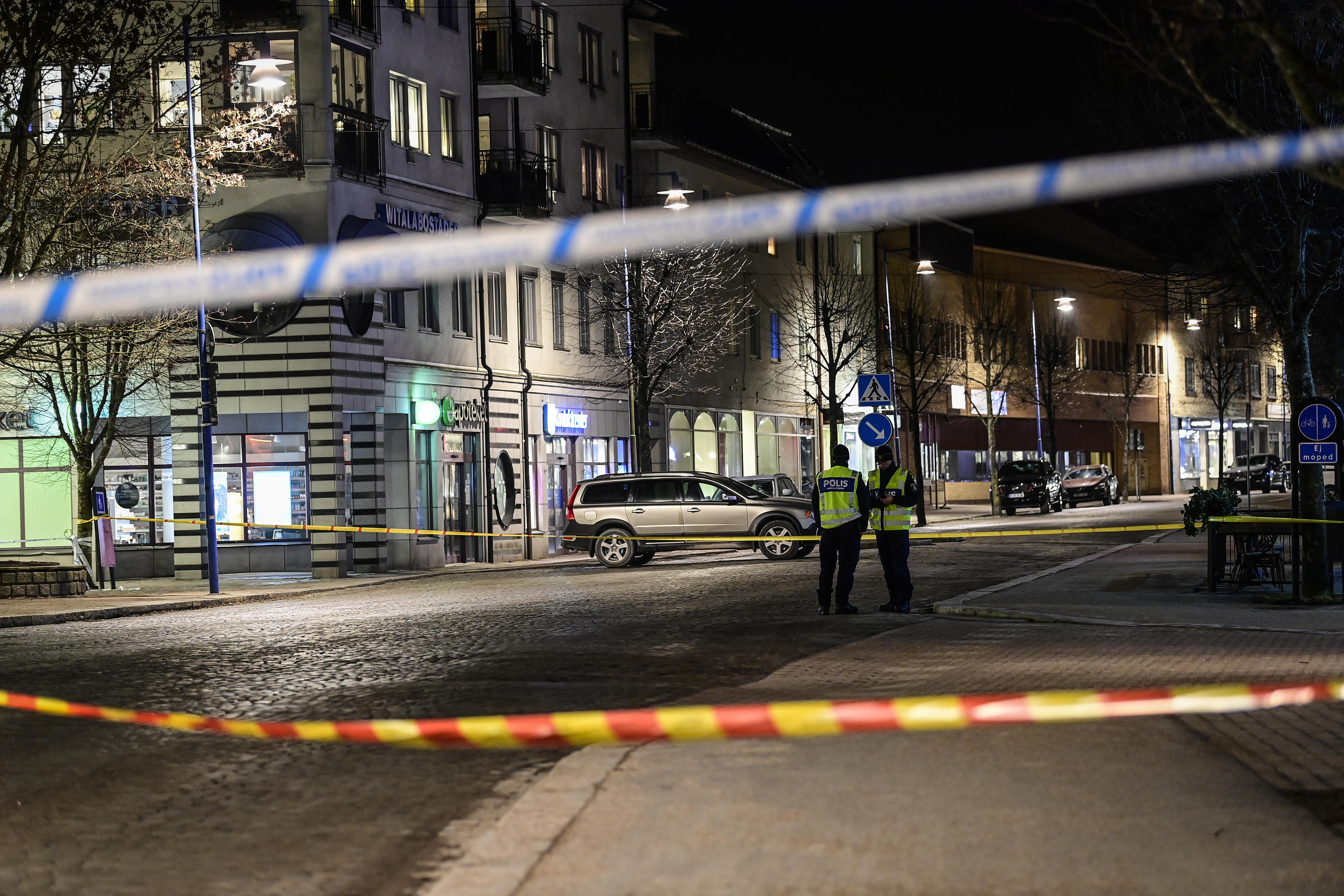Policía en el lugar del ataque ayer en Vetlanda, Suecia.