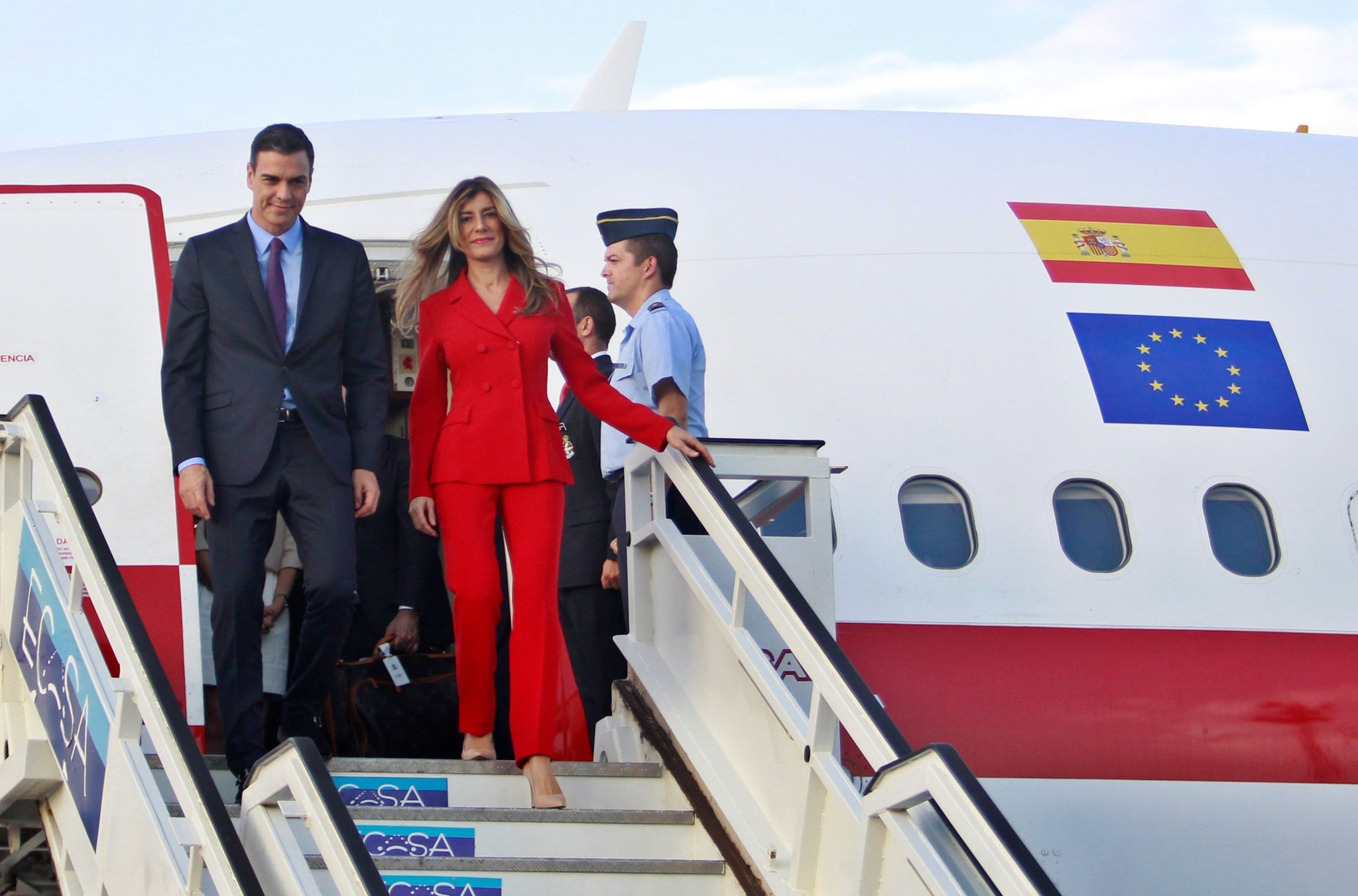 Begoña Gómez desciende del avión presidencial junto a Pedro Sánchez, en Cuba, en 2018.