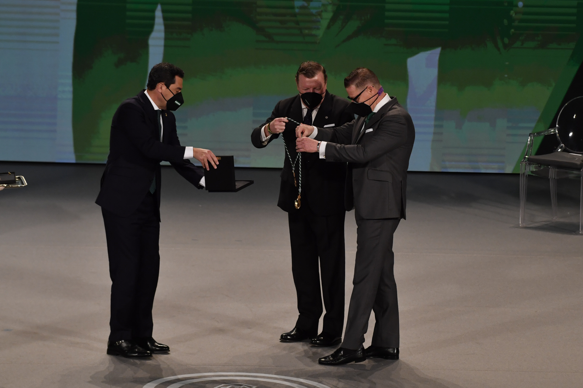 Los Morancos recibiendo la Medalla de Andaluca de manos del presidente de la Junta, Juanma Moreno.