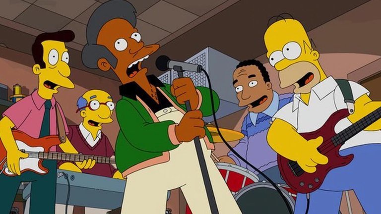 Apu y el Doctor Hibbert, dos de los personajes multiculturales de Los Simpson