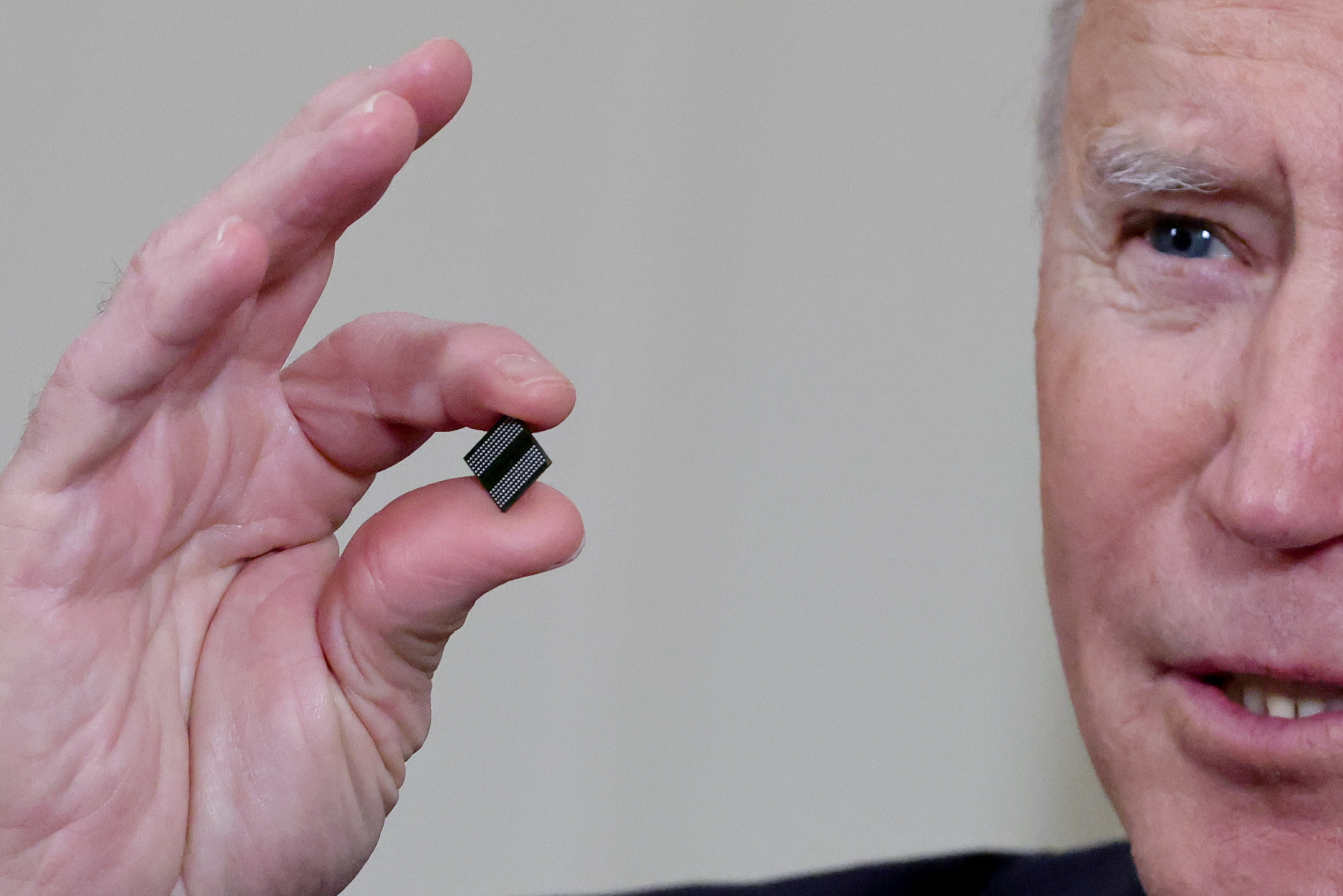 El presidente de EEUU, Joe Biden, muestra un chip semiconductor.