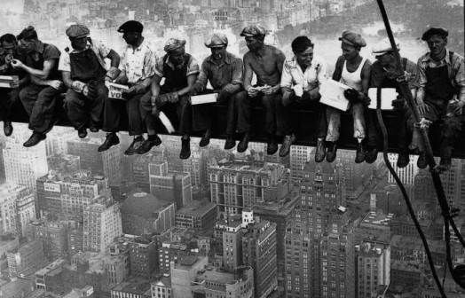 Fotografa 'Lunch atop a skyscraper'. Nueva York, 1932.