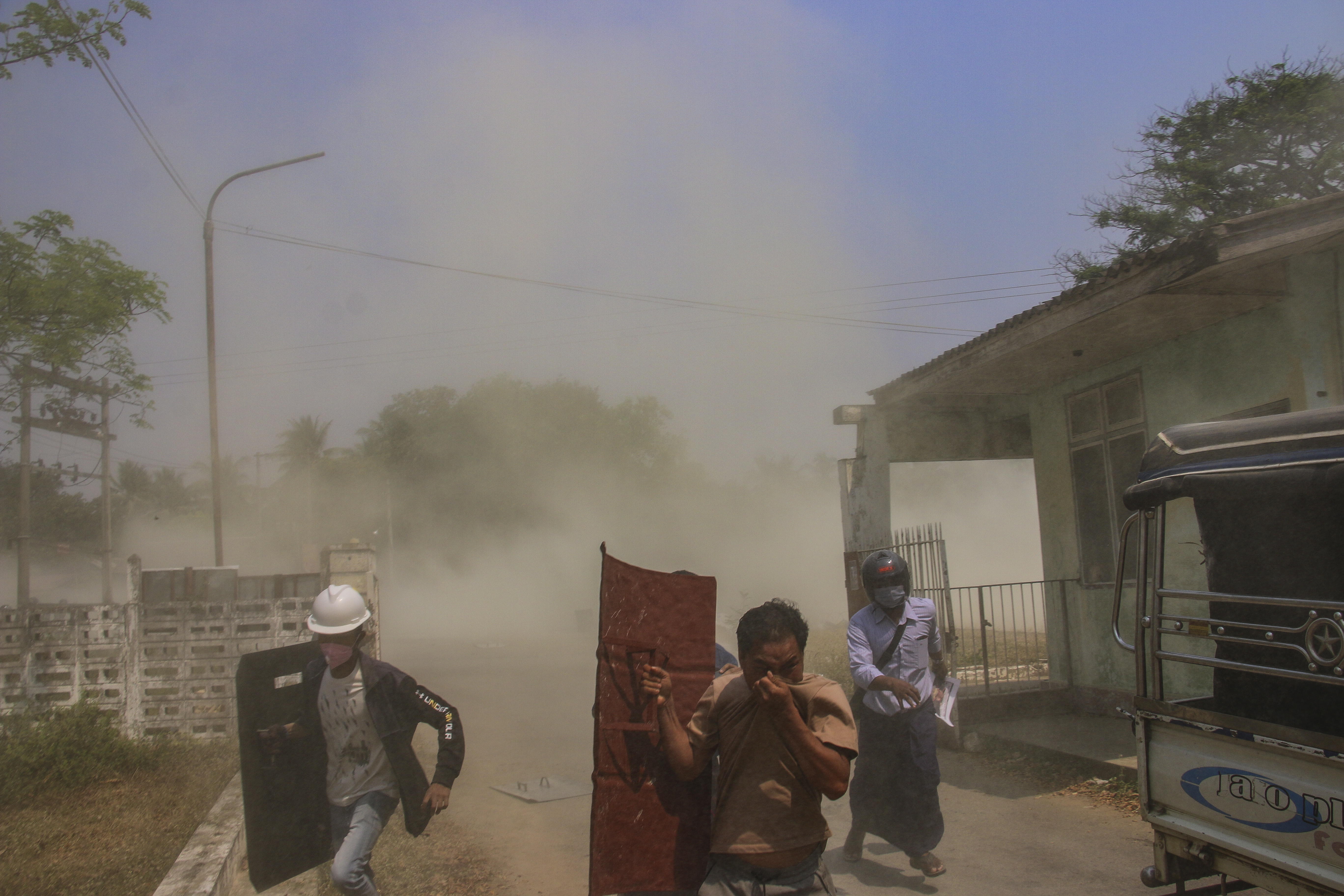 La policía lanza gases lacrimógenos, en Naipyidó.