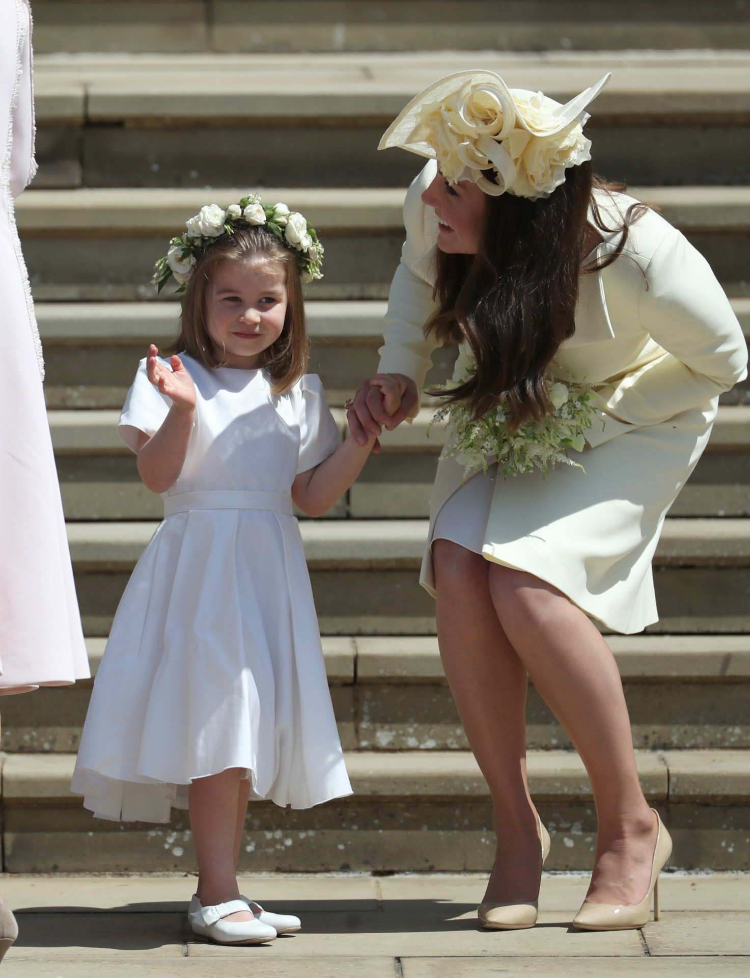 La princesa Charlotte, de la mano de su madre, Kate Middleton, el da de la boda de Meghan Markle y el prncipe Harry.