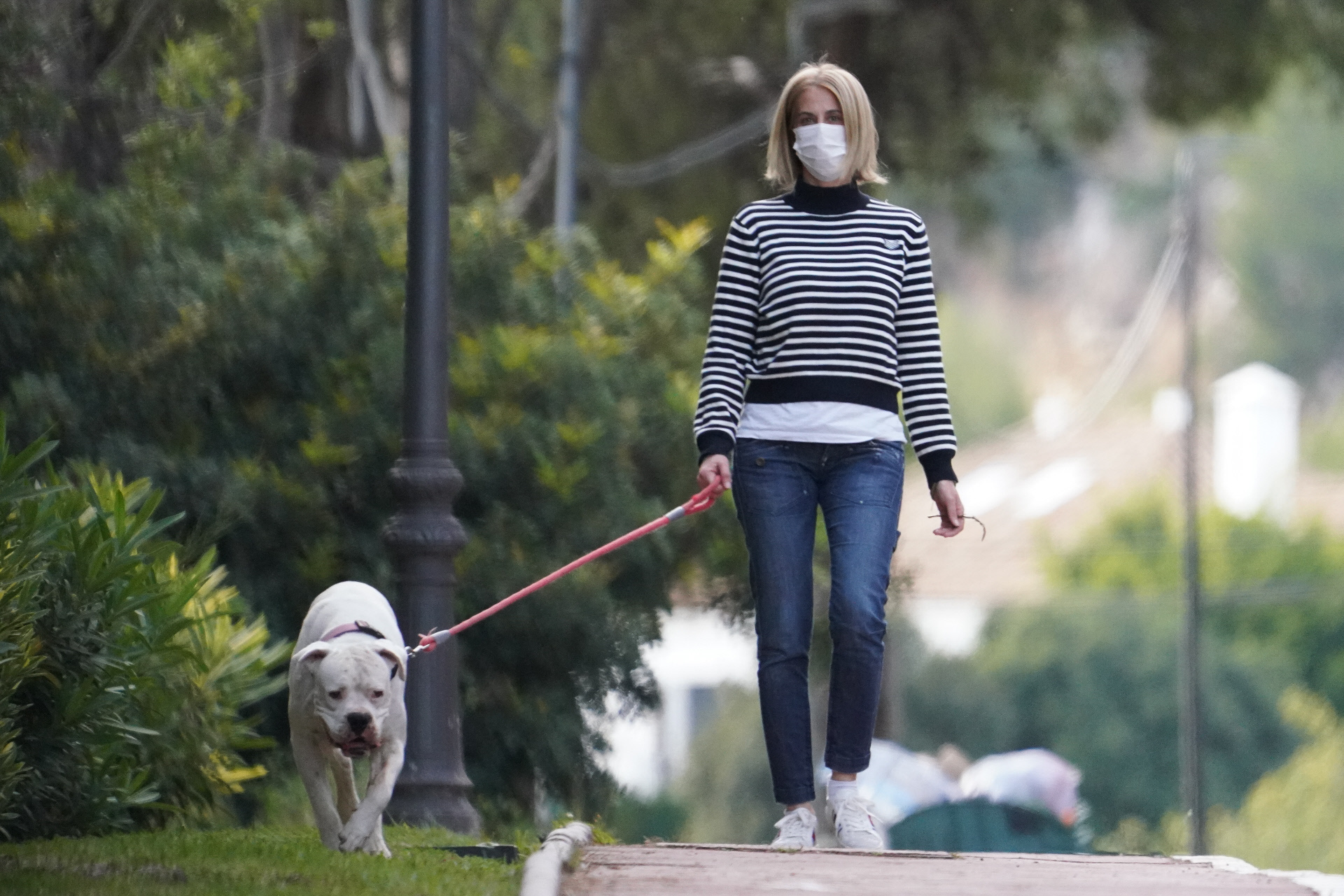 Carmen Janeiro pasea a su perro en Marbella.