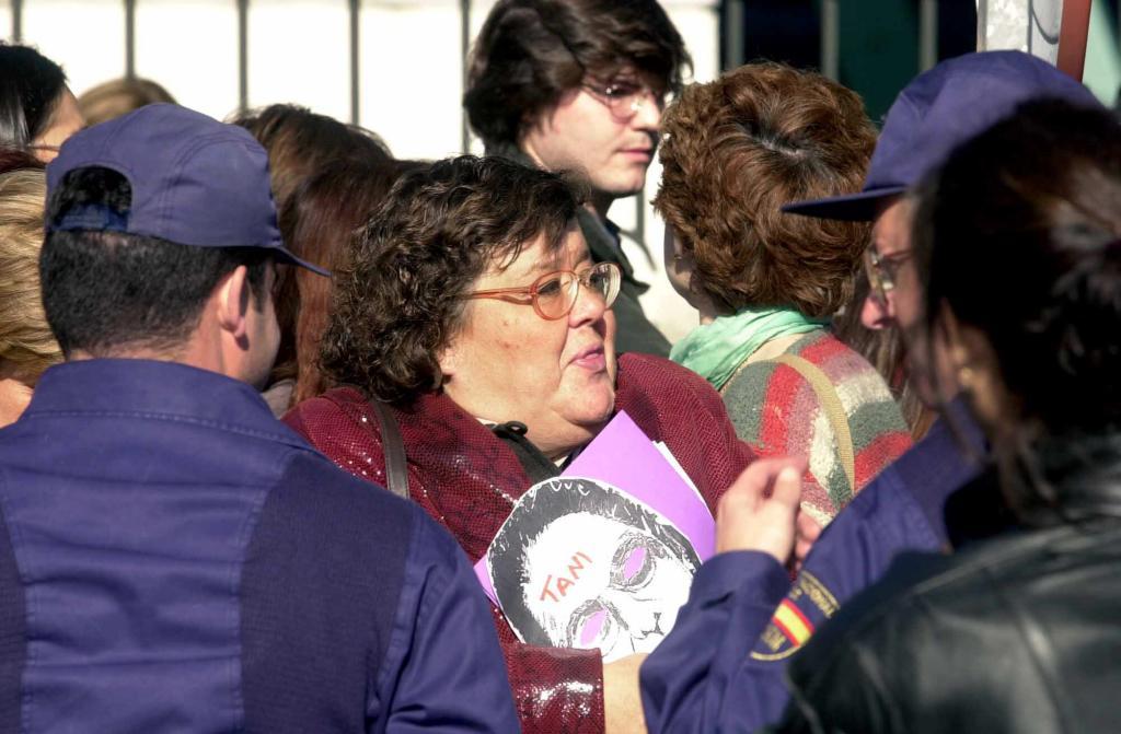 Cristina Almeida, en una concentracin en Moncloa, en el ao 2000