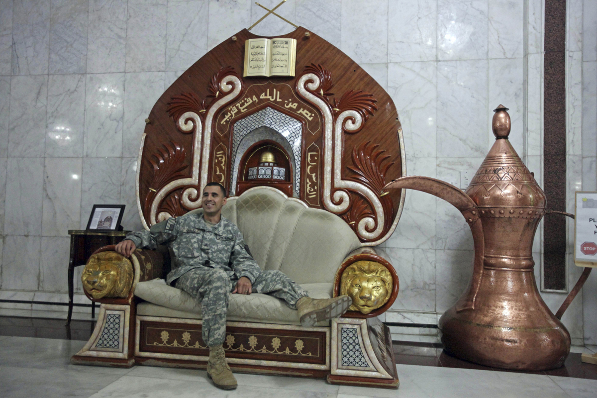 Un militar en un silln del palacio Al Faw, de Sadam Husein, en Bagdad.
