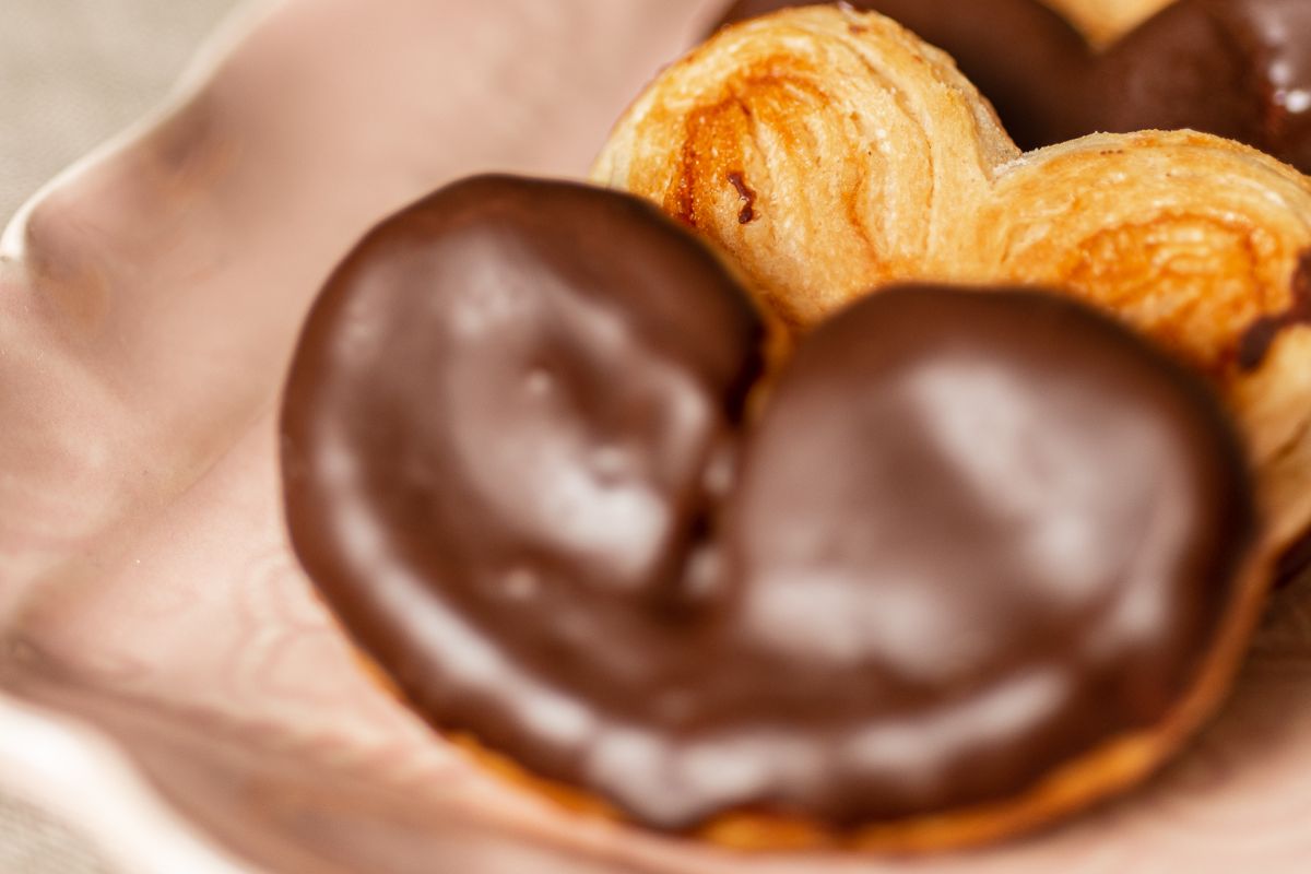 Las palmeritas de chocolate (19,95/ medio kilo) son irregulares porque se hacen una a una.
