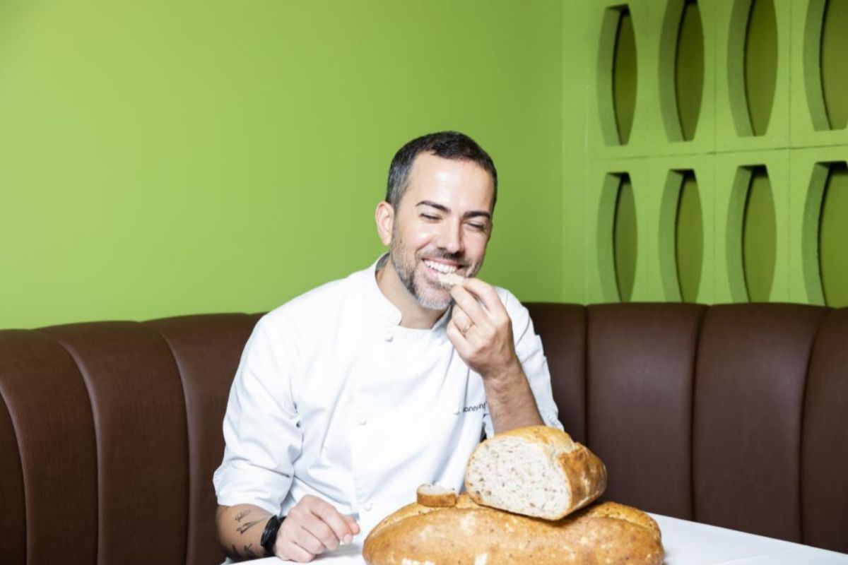 Gianni Pinto, en una sala de Noi comiendo uno de sus panes.