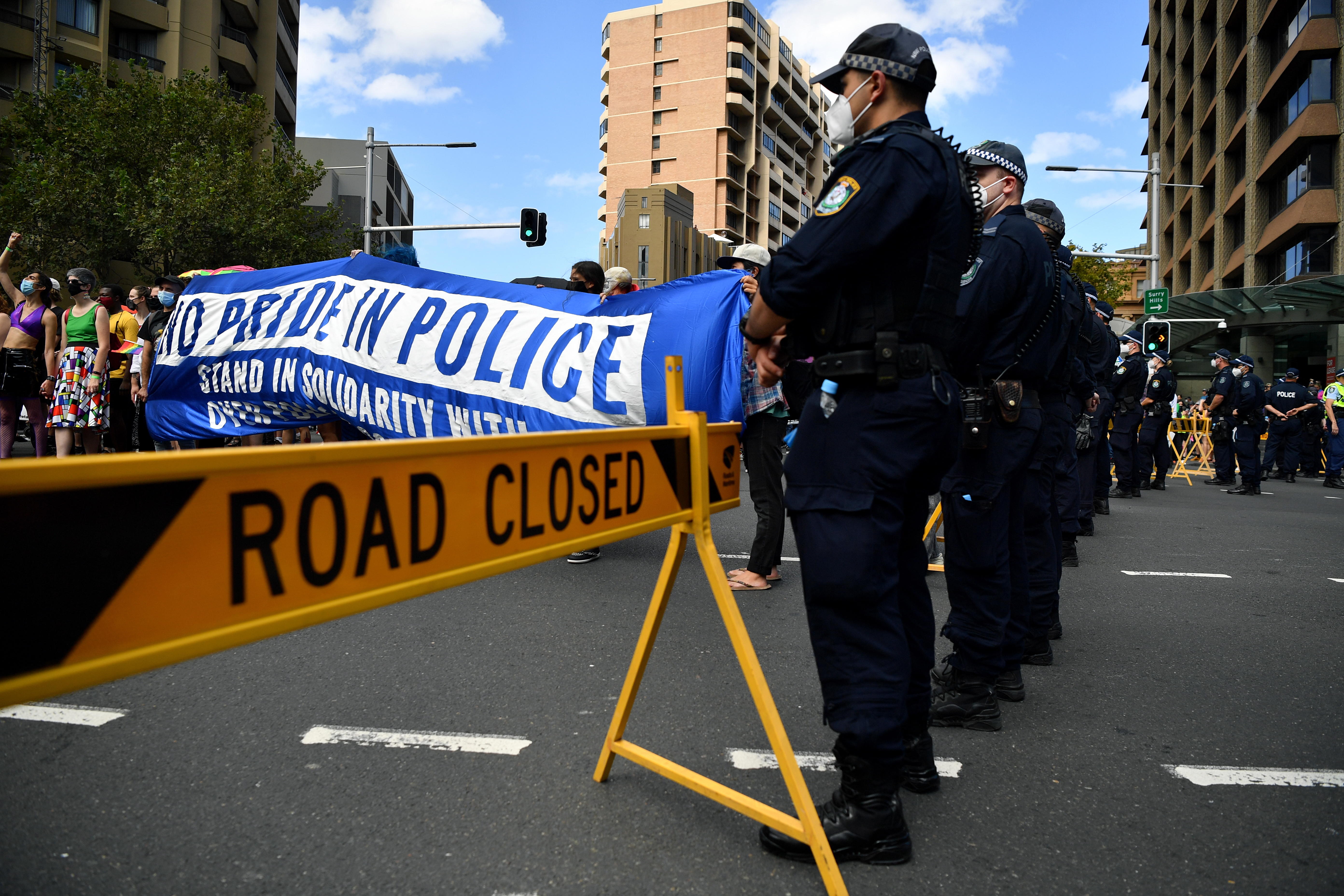 La polica australiana vigila una manifestacin en Sidney.