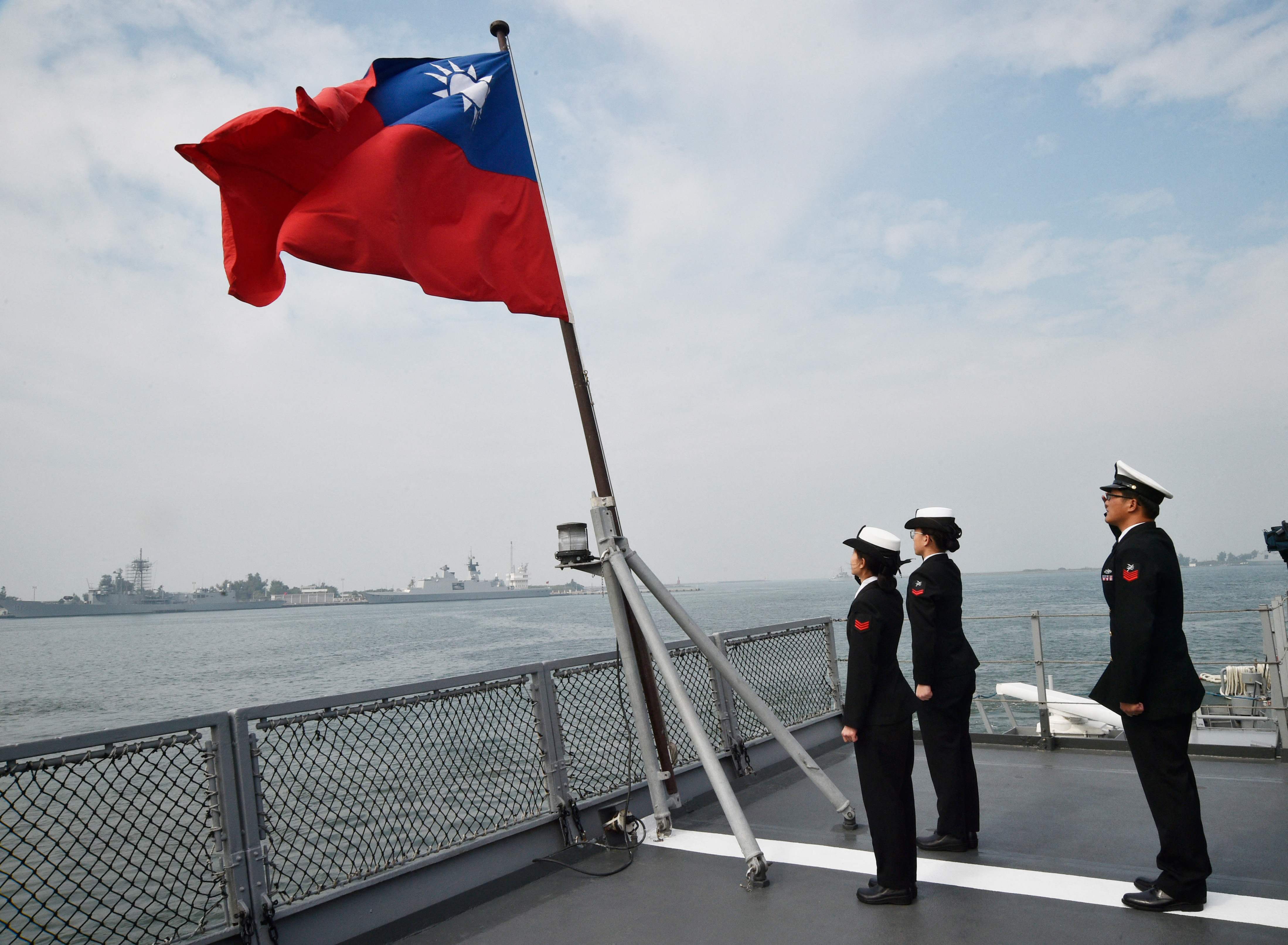 Marines saludan a la bandera de Taiwan en Kaohsiung.