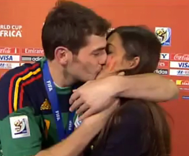 El momento del beso entre la pareja retransmitido en directo tras la victoria de Espaa en el Mundial de 2010.