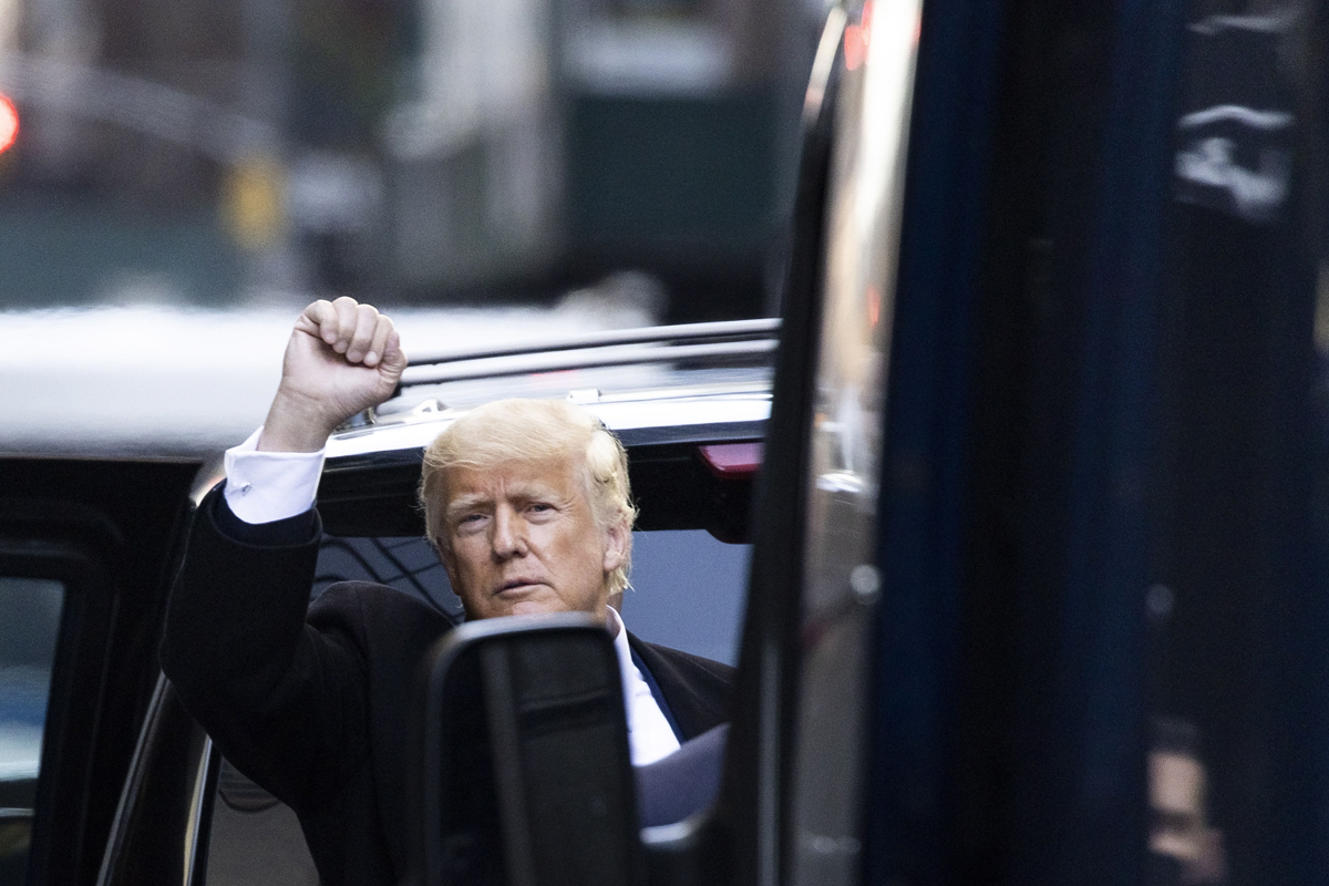 Donald Trump saluda a sus seguidores en Nueva York.