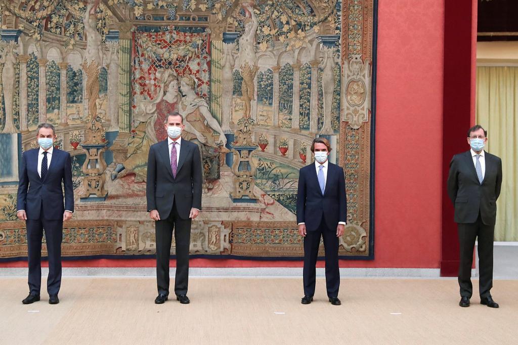 El Rey Felipe VI junto a los ex presidentes Zapatero, Aznar y Rajoy.