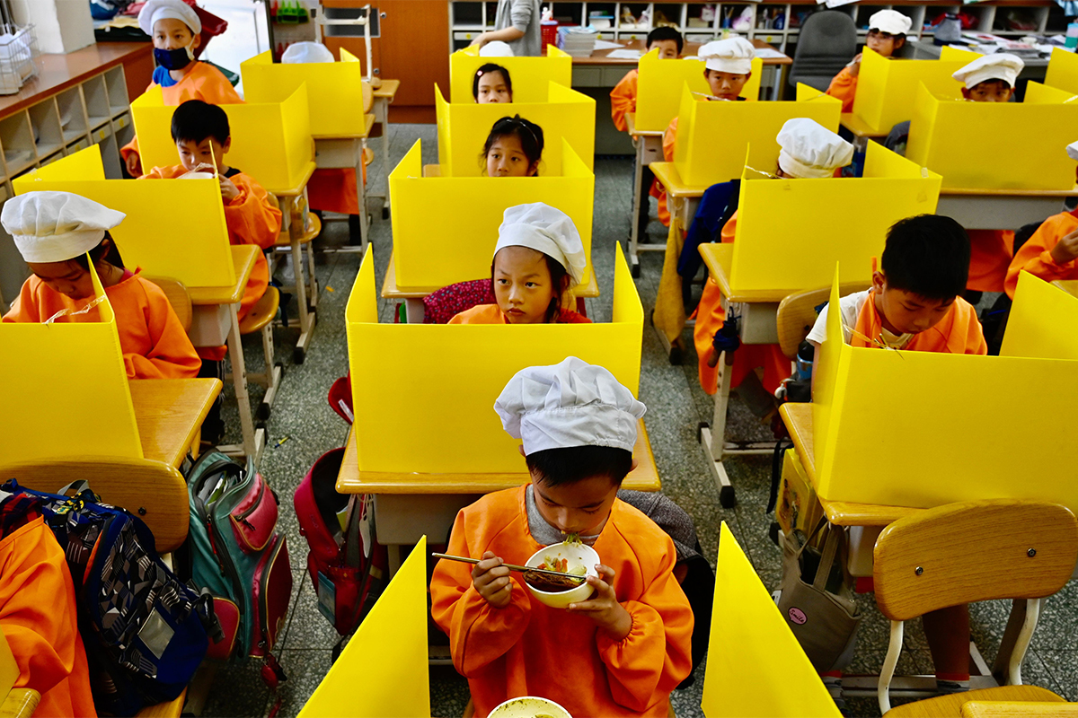 Niños comiendo en un colegio de Taipei en abril de 2020.