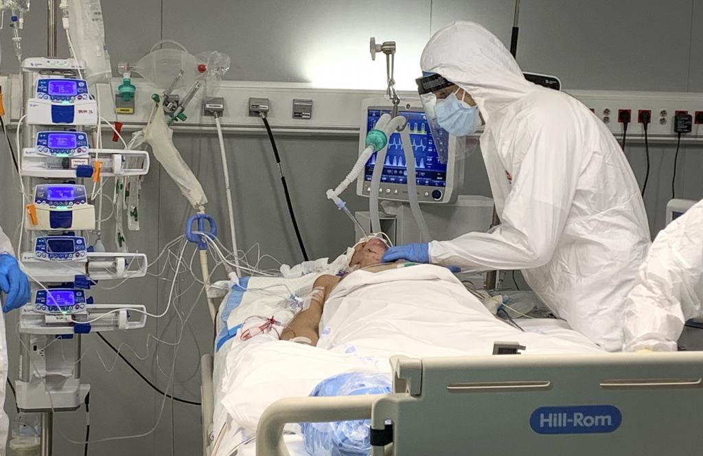 Un paciente de coronavirus en una UCI de Madrid.
