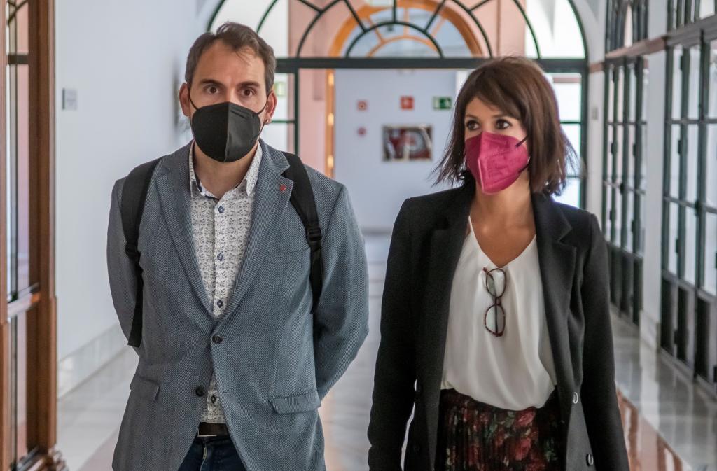 Toni Valero y Martina Velarde, de visita en el Parlamento andaluz.