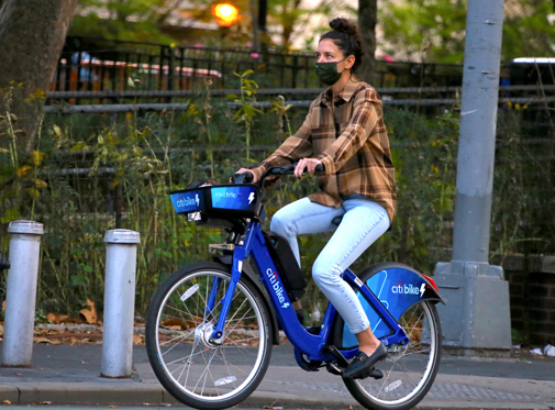 Katie Holmes bici electrica