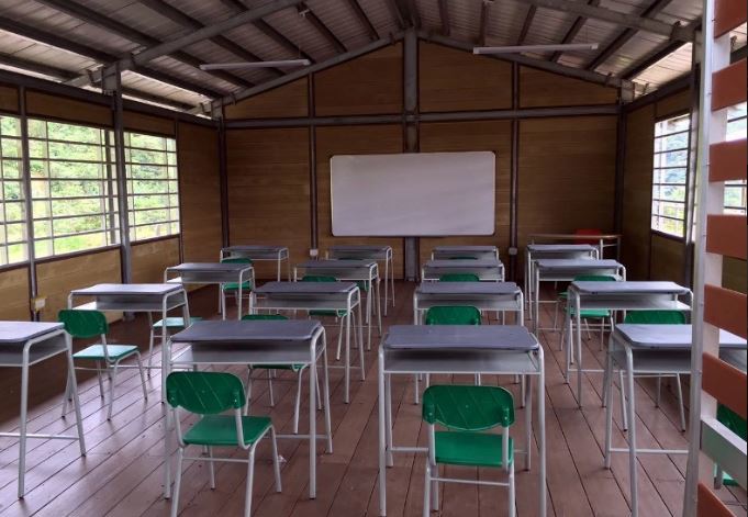Una de las aulas prefabricadas en Colombia.