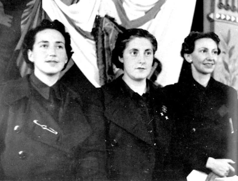 Pilar Primo de Rivera (centro), junto a Carmen Werner y Maruchi de la Mora.