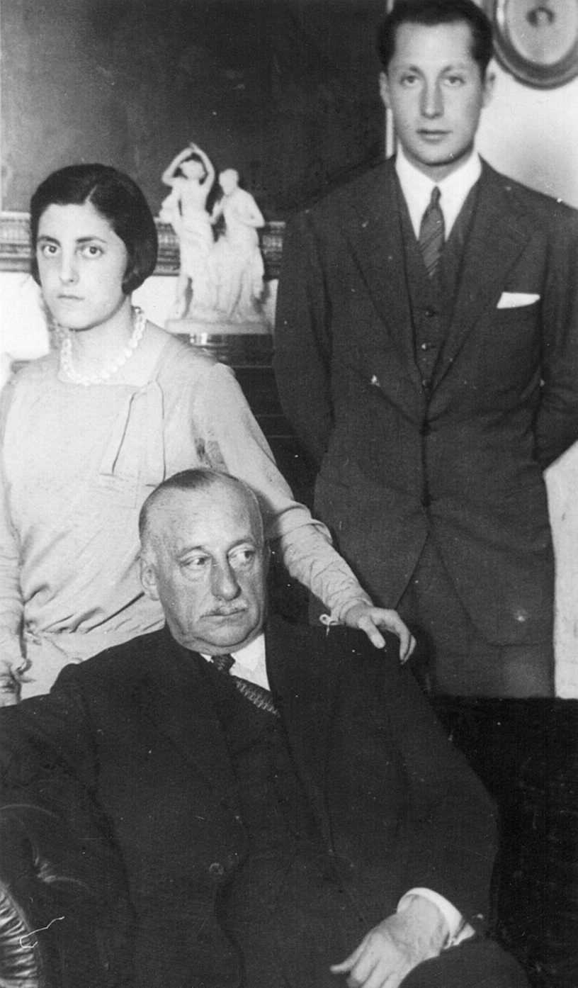 Pilar y Jos Antonio Primo de Rivera, con su padre, Miguel.