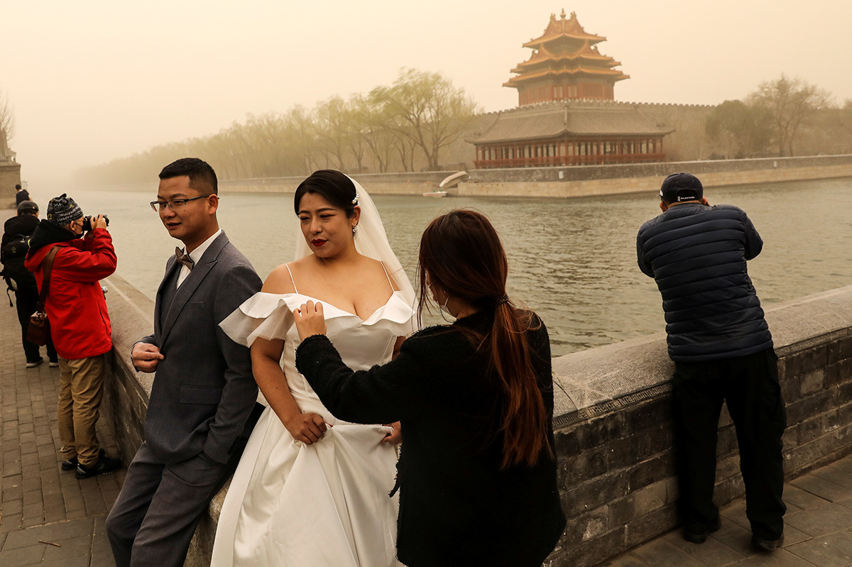 Una pareja se toma fotos el da de su boda en Pekn.