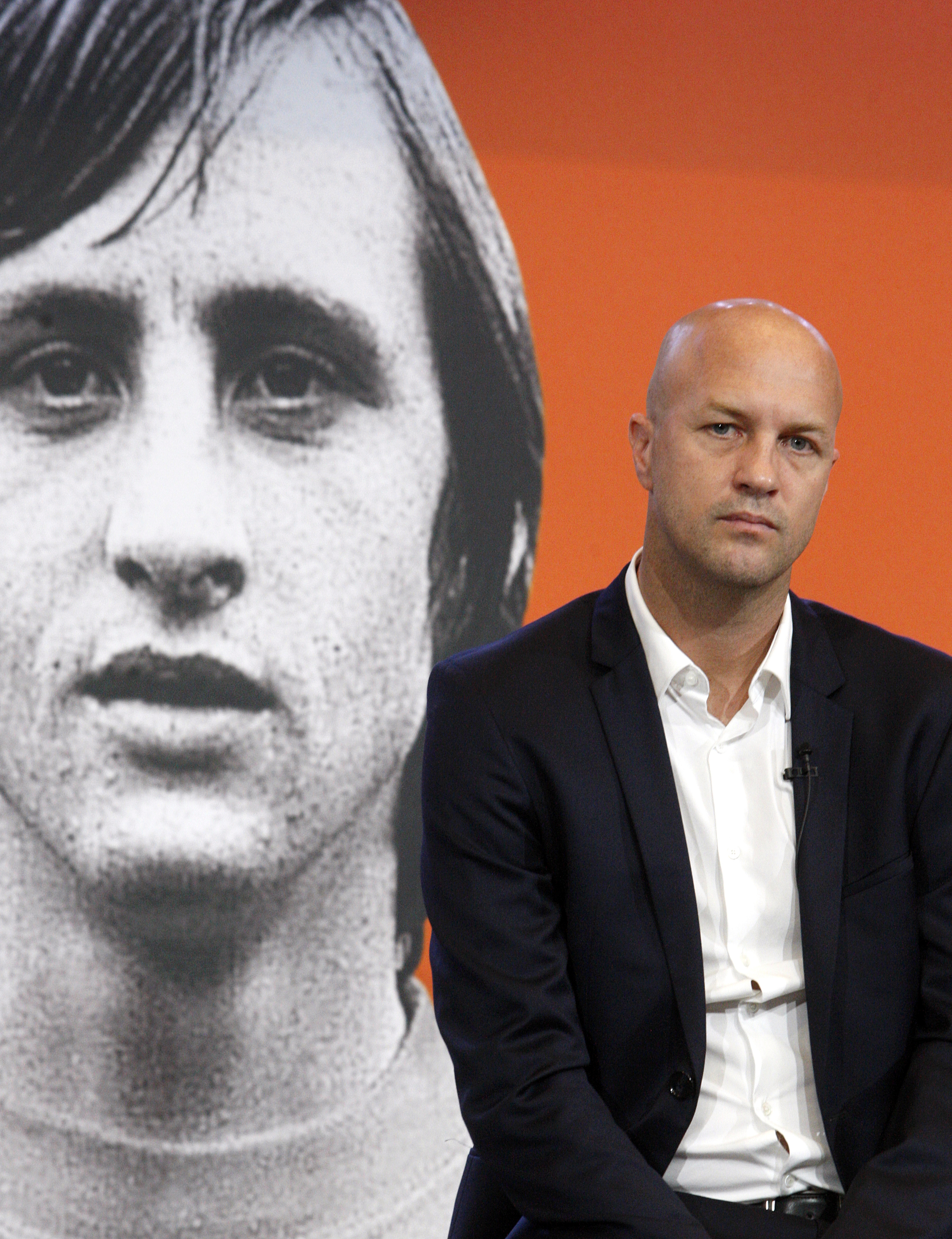 Jordi Cruyff, escoltado por un retrato de su padre, Johan