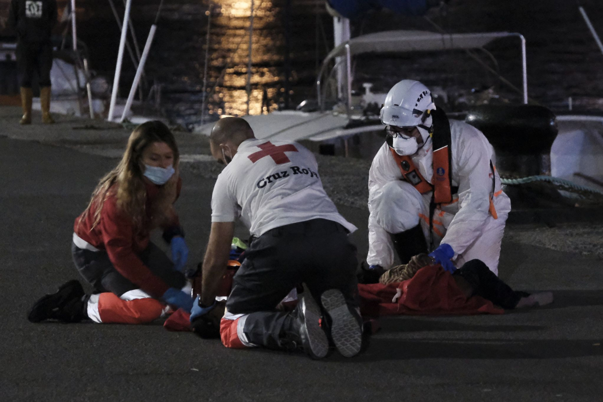 Un tripulante de Salvamento Martimo se suma a los voluntarios de la Cruz Roja para reanimar a la nia.
