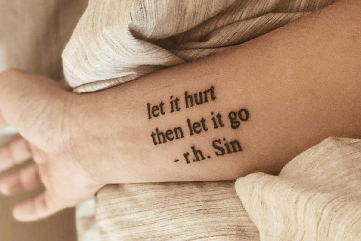 Un verso de r. h. Sin tatuado en el brazo de uno de sus seguidores.