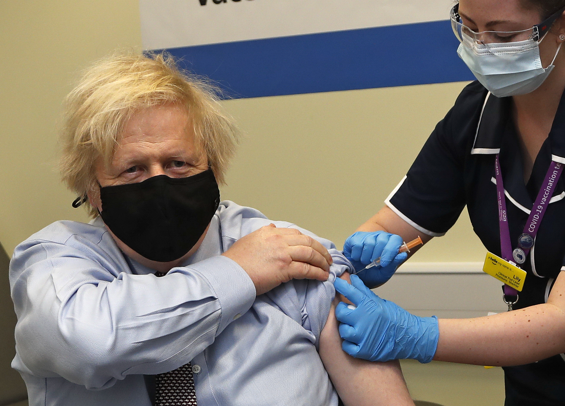 El primer ministro britnico, Boris Johnson, es vacunado.