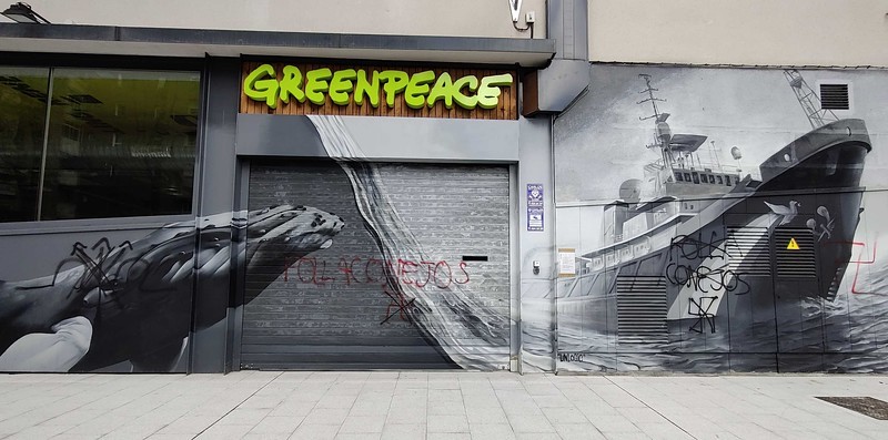 La sede de Greenpeace en Madrid aparece vandalizada con insultos y simbologa nazi