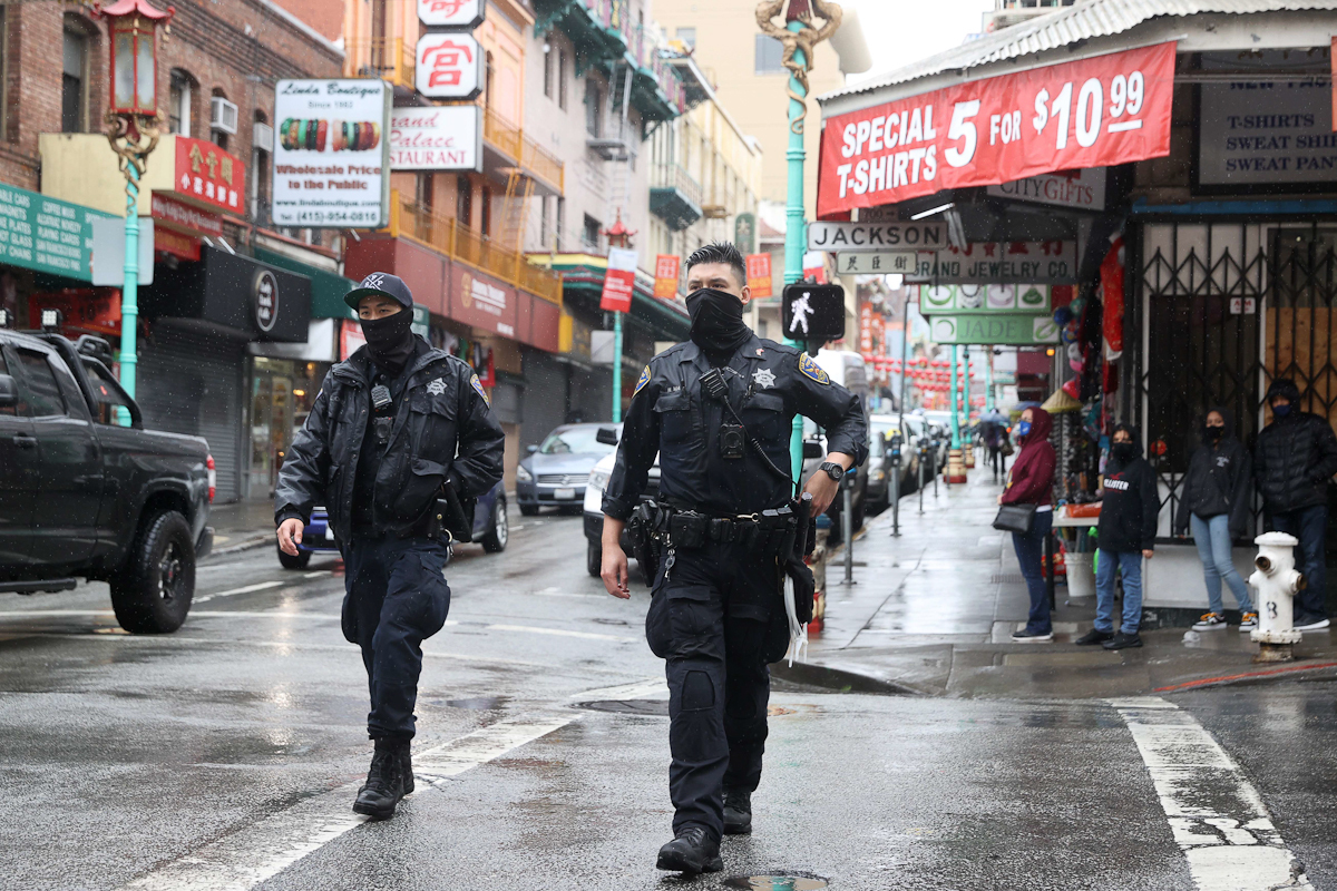 Dos policas de origen asitico patrullan San Francisco.