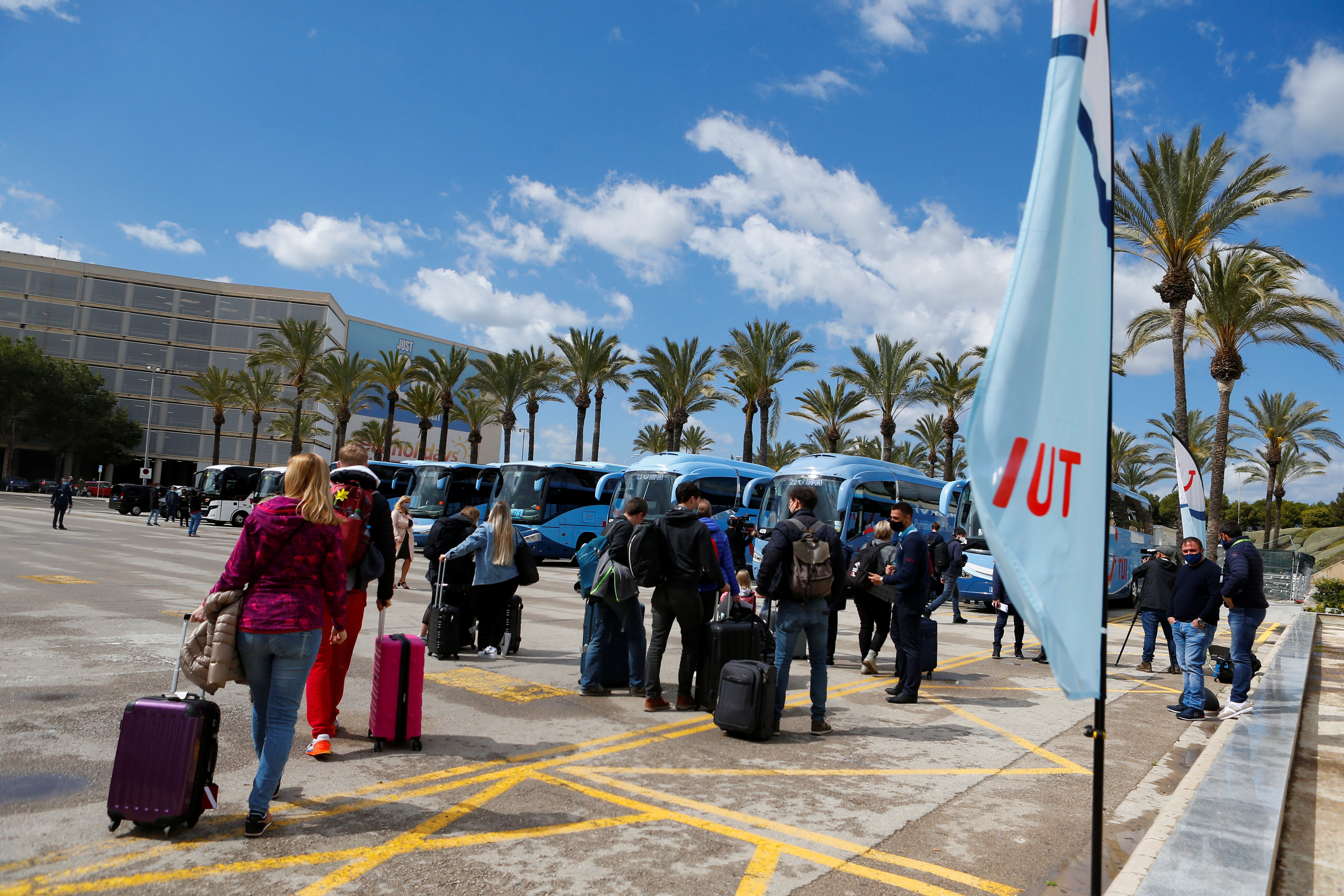Turistas alemanes, a su llegada al aeropuerto de Mallorca.