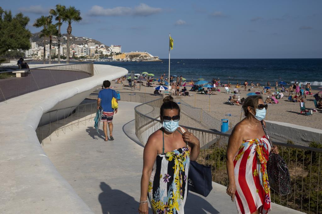 El turismo, sobre el uso de mascarilla en playas: "Es contradictorio y contraproducente"
