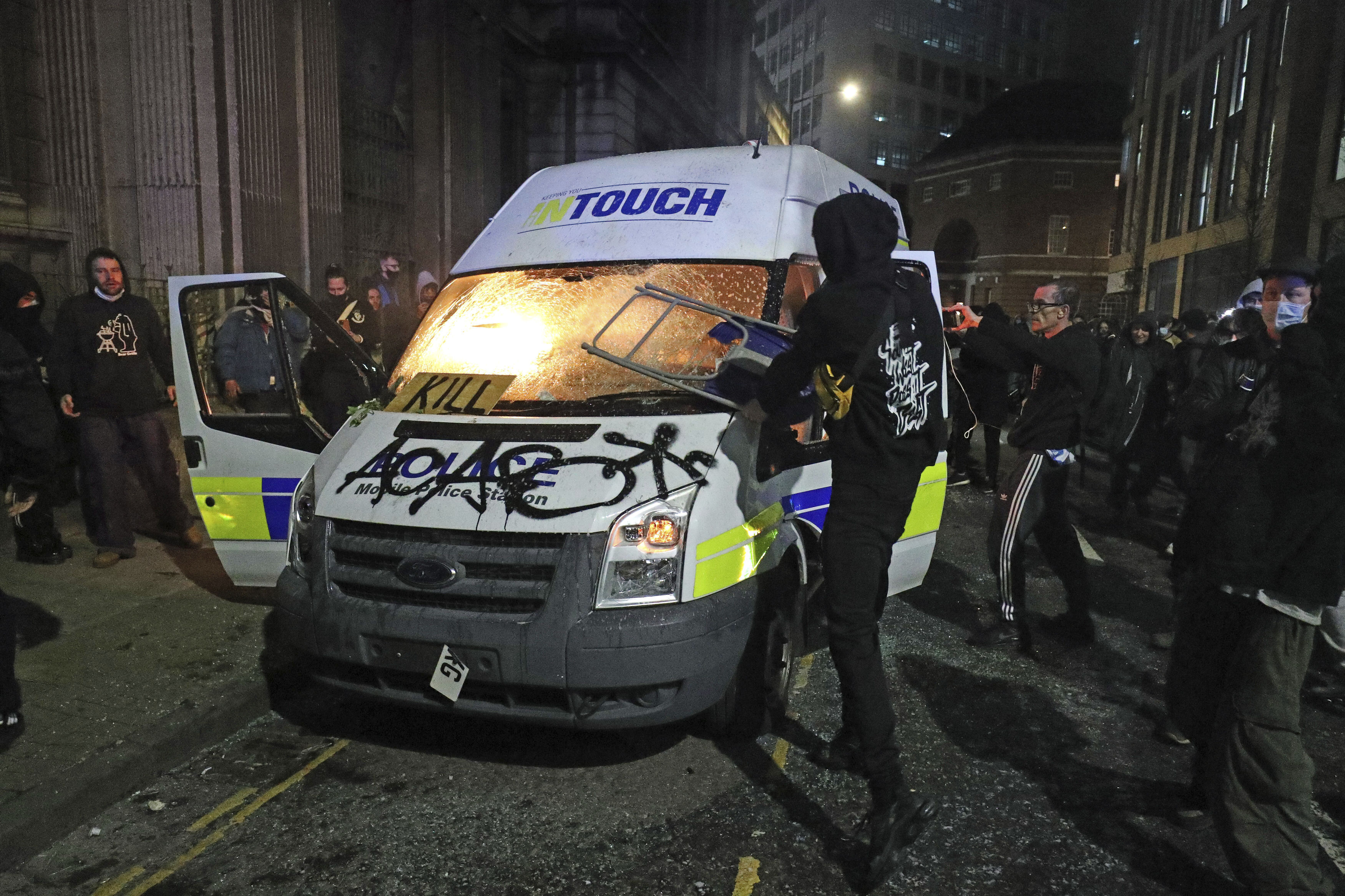 Manifestantes prenden fuego a una furgoneta en Bristol.