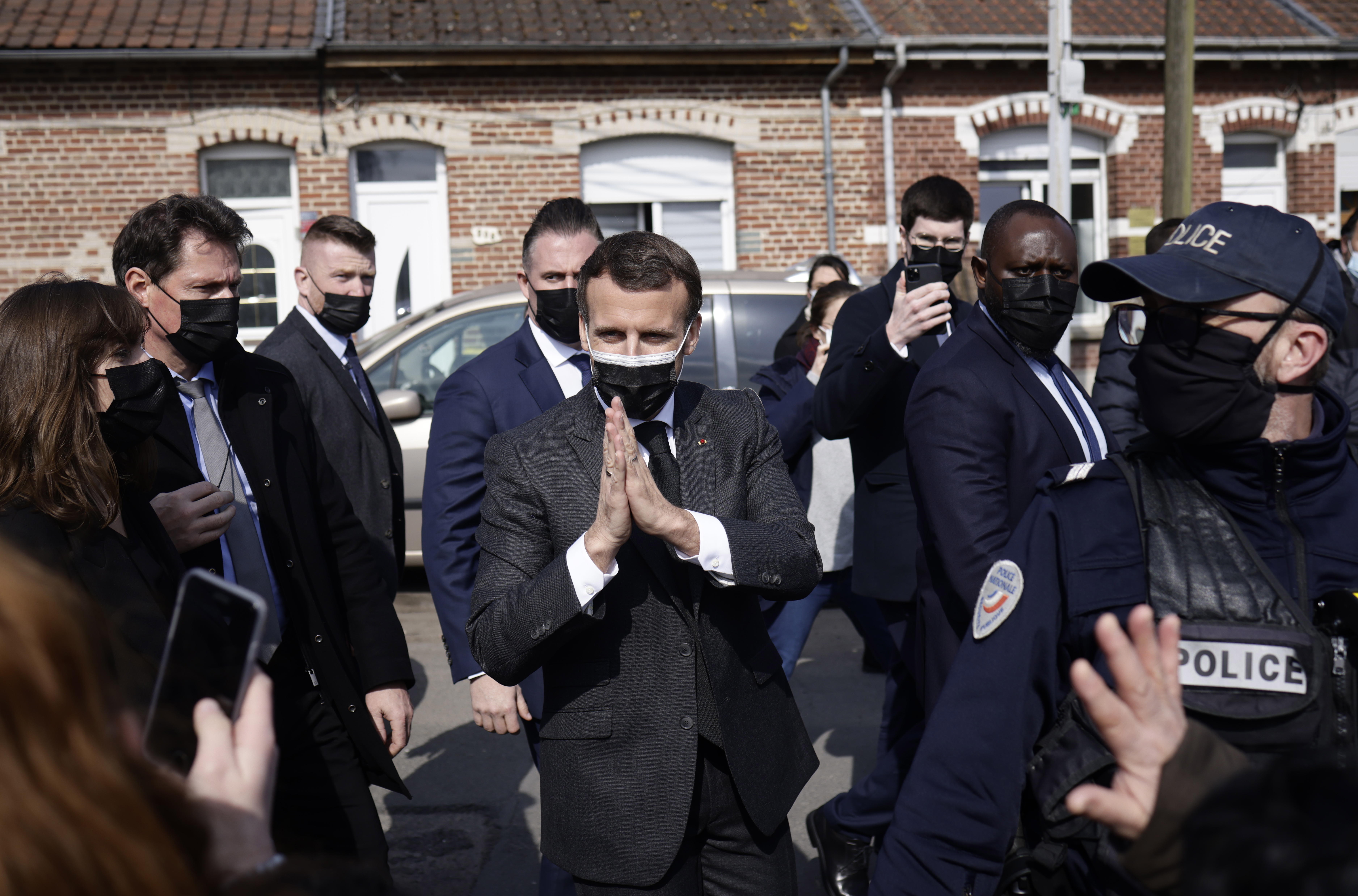 Emmanuel Macron en una visita hoy a Valenciennes, Francia.