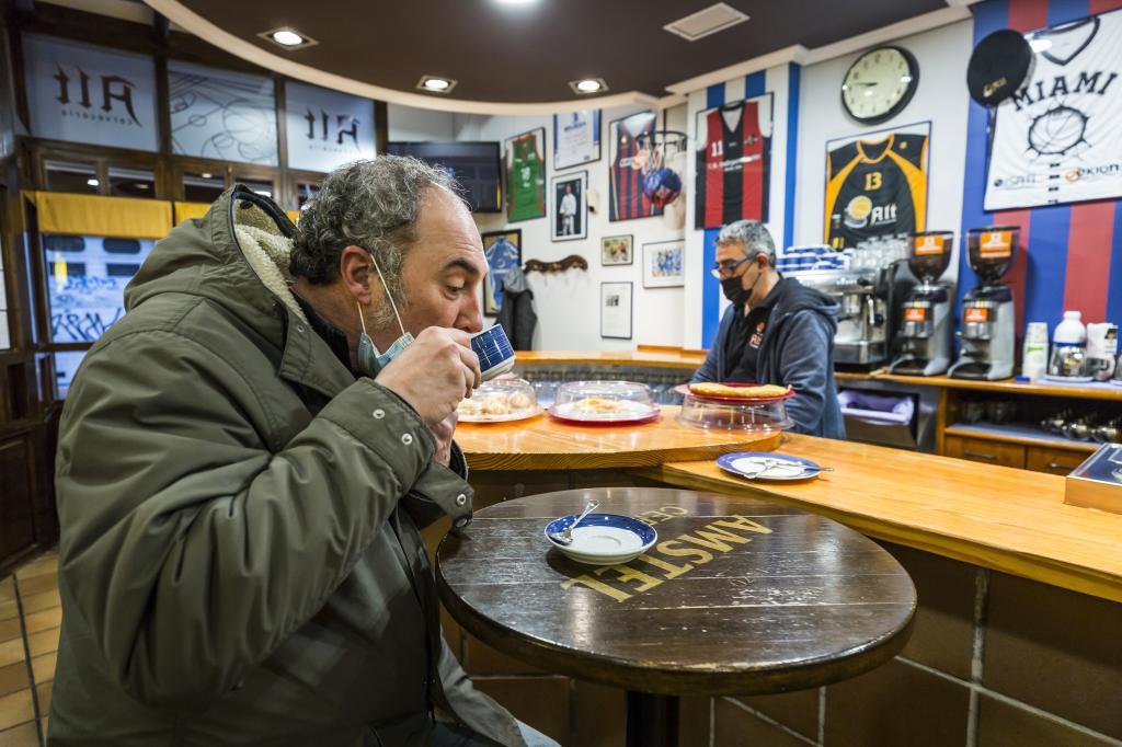 Un cliente disfruta de un caf en una mesa de una cafetera de Vitoria, donde las barras continuarn 'cerradas' tras la ltima reunin del LABI.