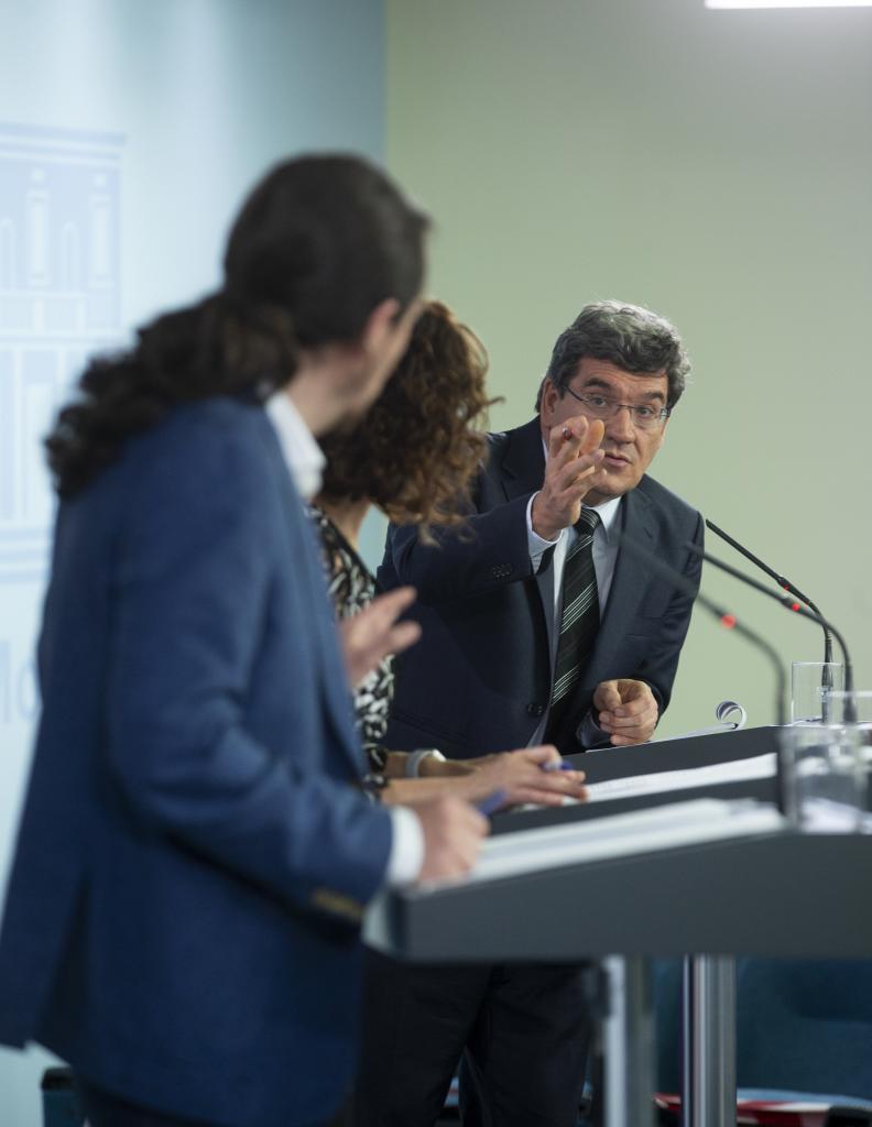 Jos Luis Escriv se dirige a Pablo Iglesias en abril del ao pasado en una rueda de prensa tras el Consejo de ministros.