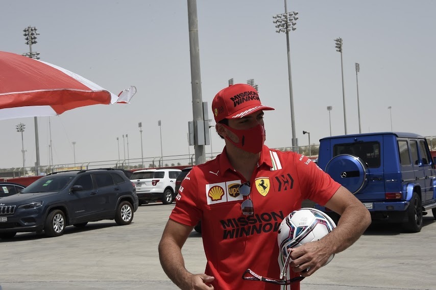Sainz, el jueves, a su llegada al circuito de Sakhir.
