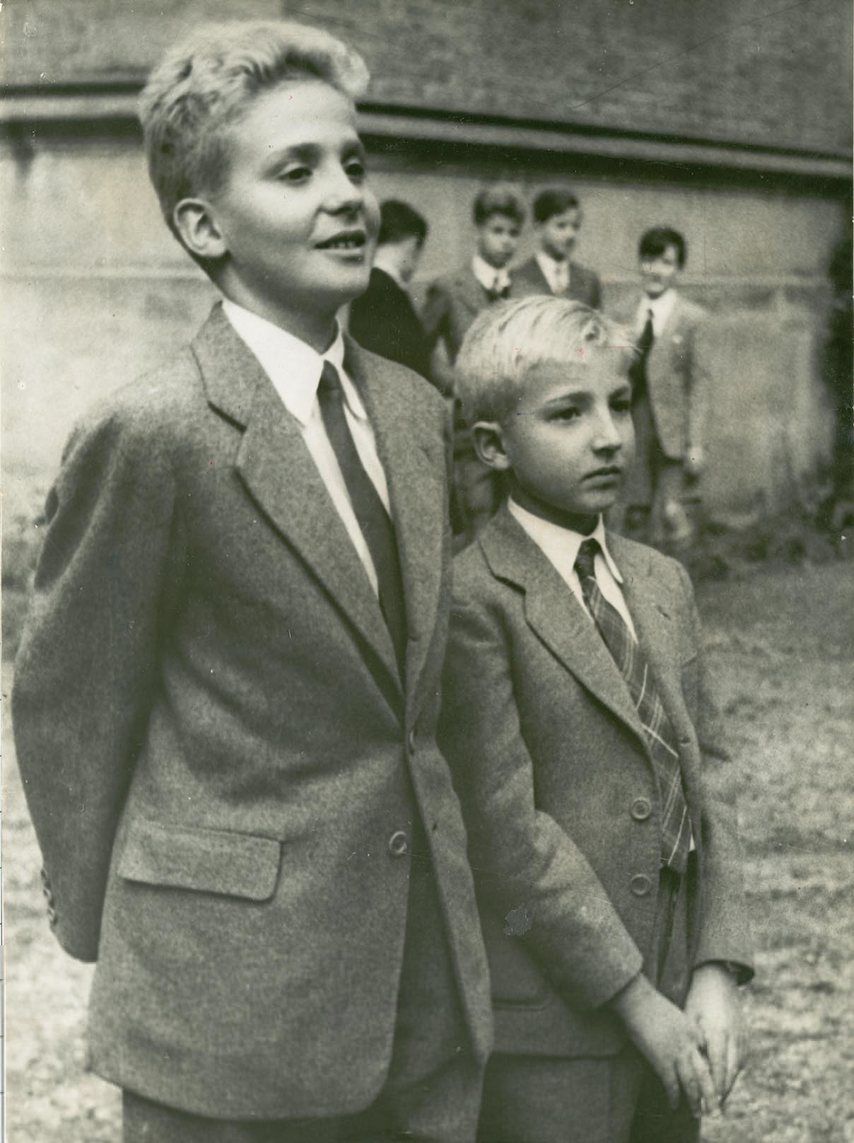 Don Juan Carlos (i) y el infante Alfonso, en una imagen de 1951.