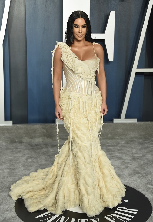 En la fiesta posterior a los Oscar de 2020, Kim Kardashian luce un modelo vintage de Alexander McQueen.