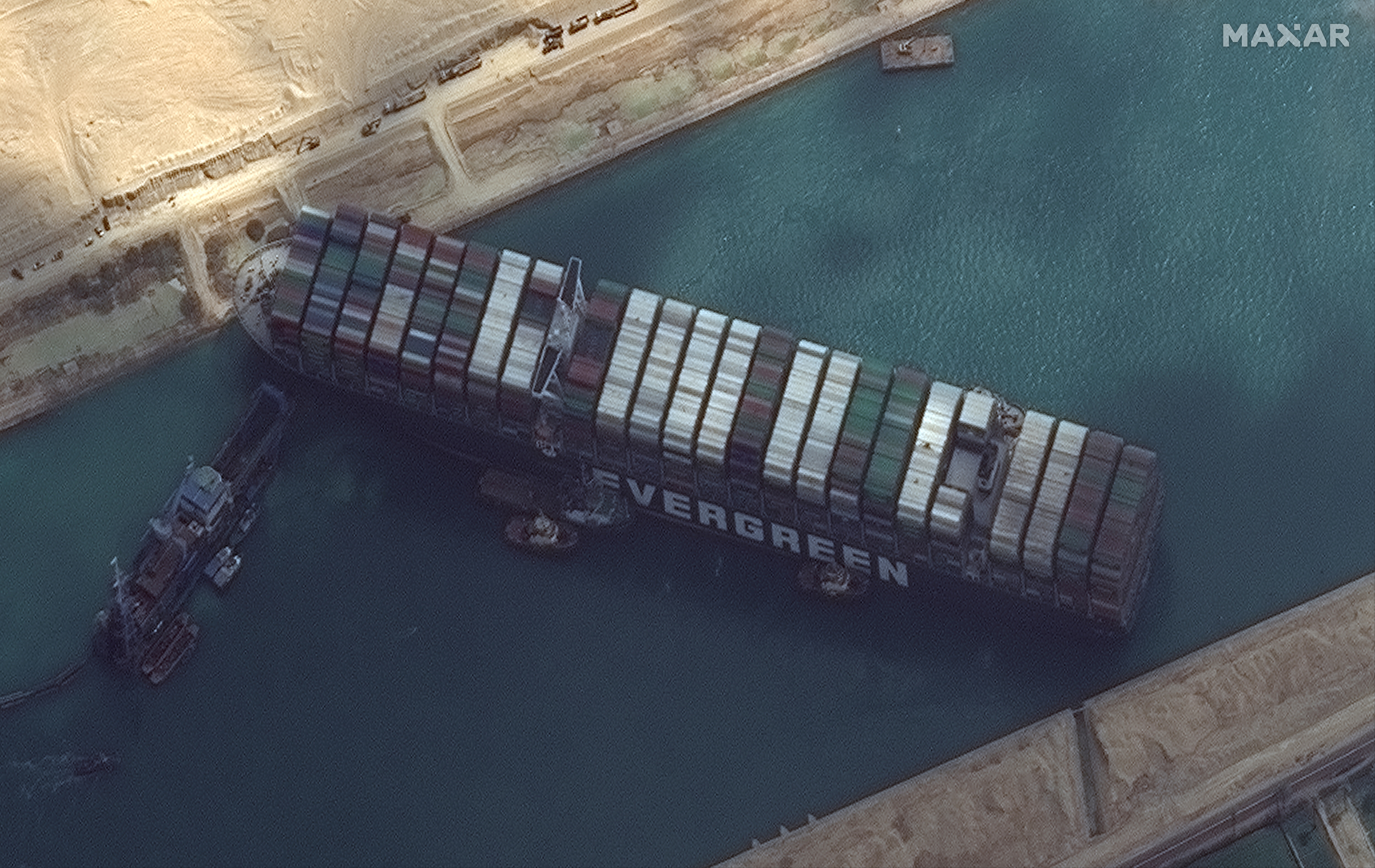 Canal de Suez: excavar ms de 15.000 m3 de arena o descarga masiva del Ever Given
