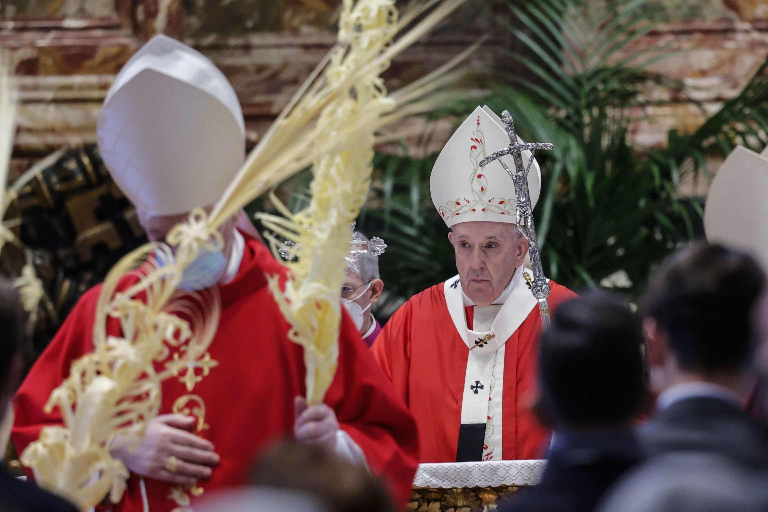 El Papa celebra la misa del Domingo de Ramos, hoy, en el Vaticano.