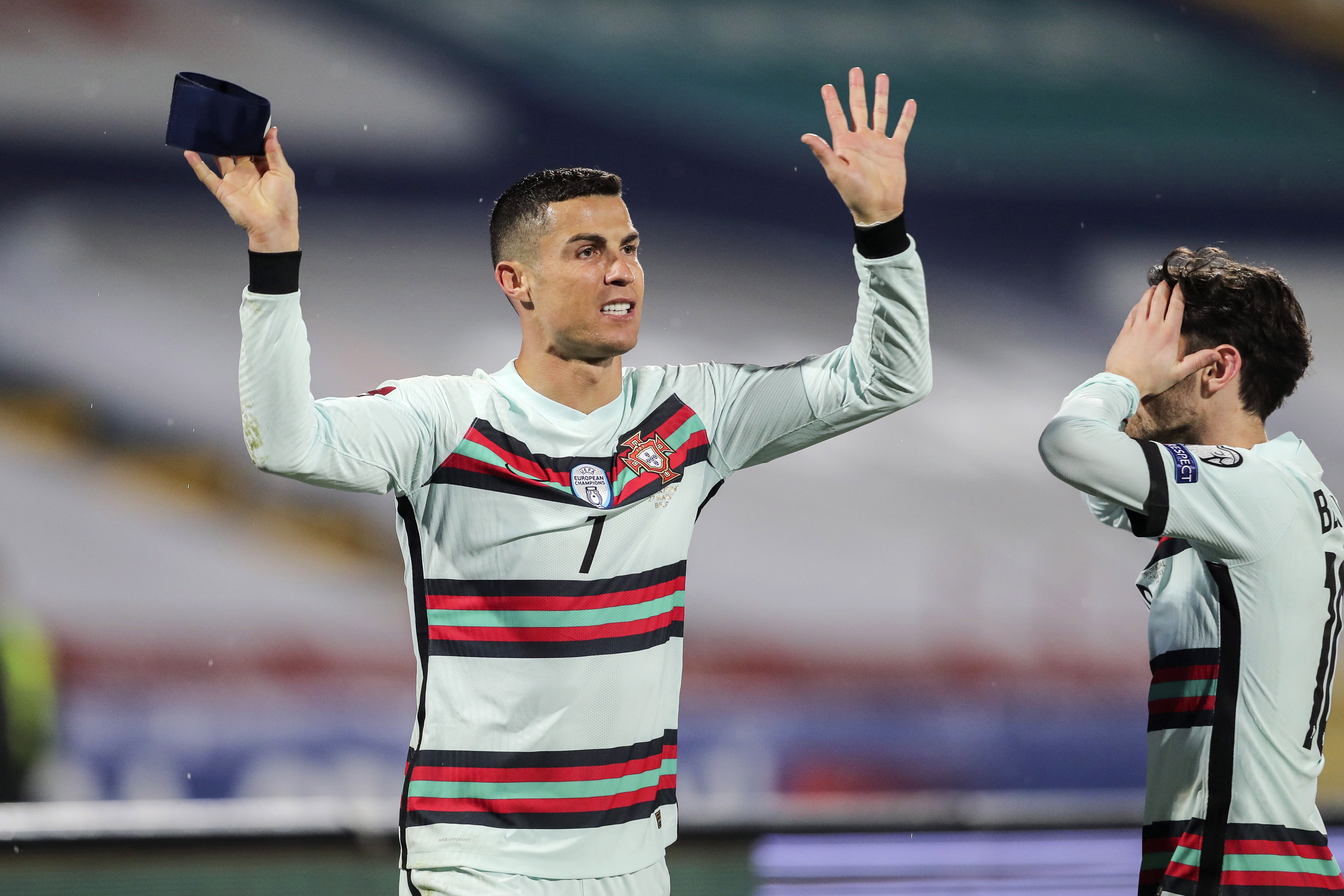 Cristiano Ronaldo se queja por el gol no concedido.