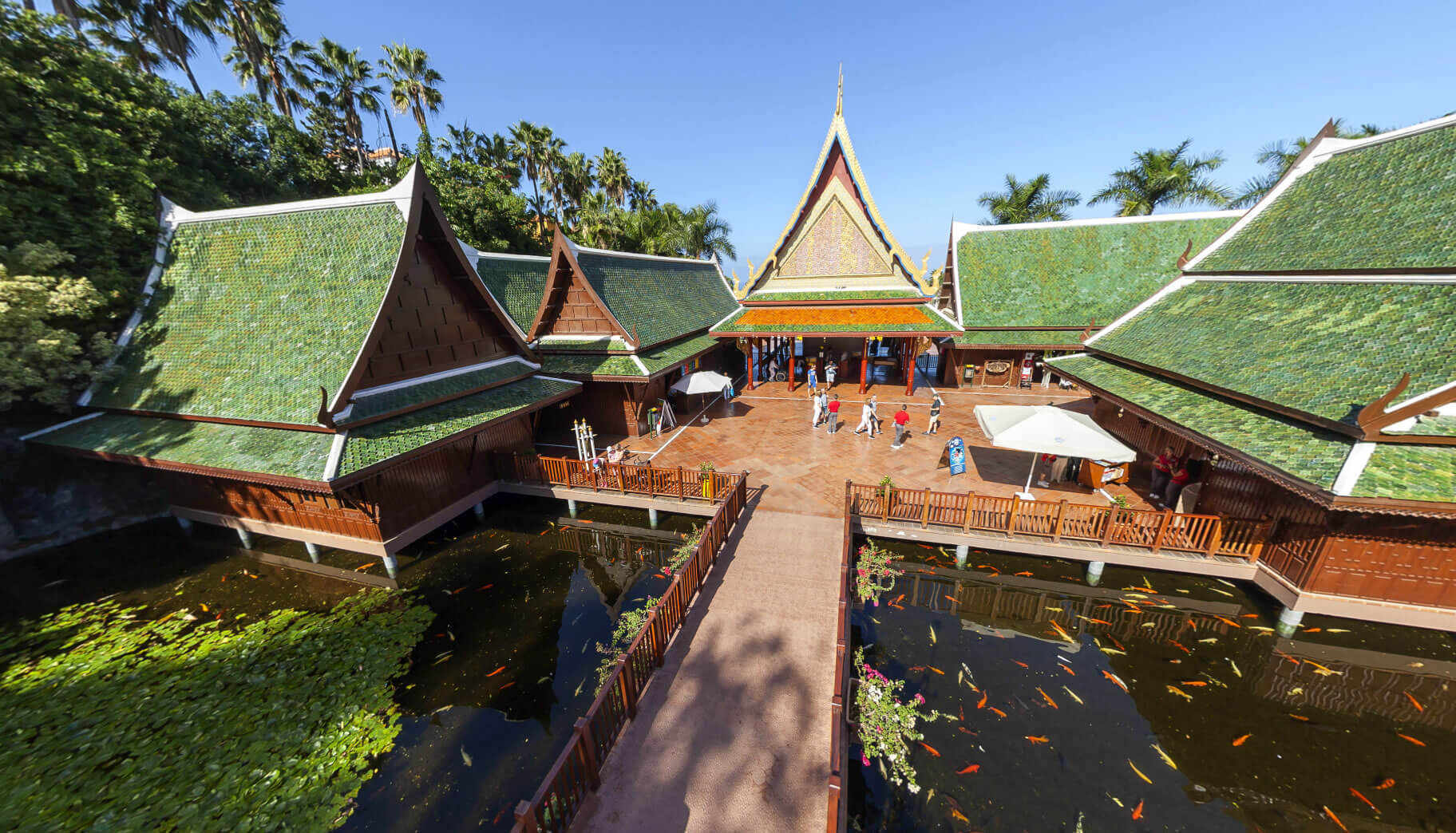 El pueblo tailandés a la entrada del Loro Parque.