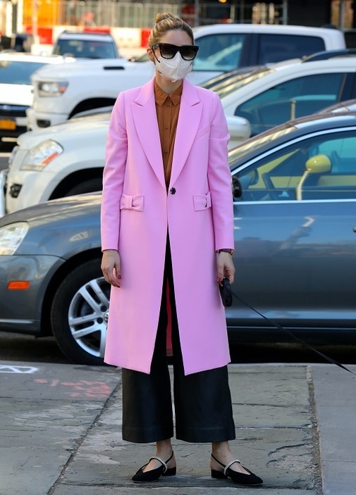 Olivia Palermo con abrigo rosa de entretiempo de Smythe, pantalones palazzo negros y bailarinas joyas de Jewel