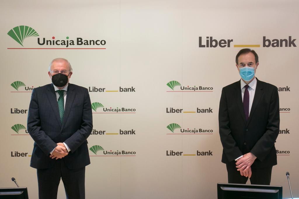 Manuel Azuaga (Unicaja) y Manuel Menndez (Liberbank), durante la presentacin de la fusin.