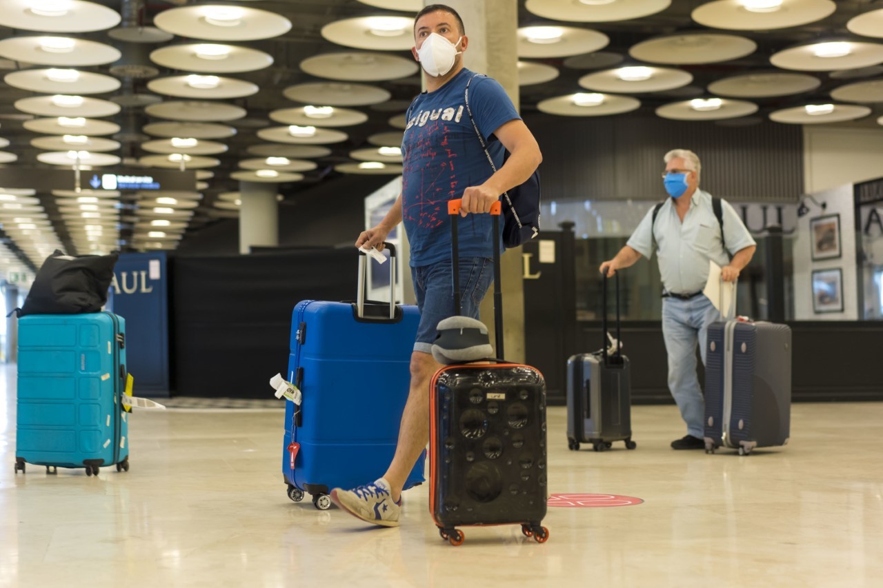 Viajeros en el Aeropuerto Madrid Barajas Adolfo Surez